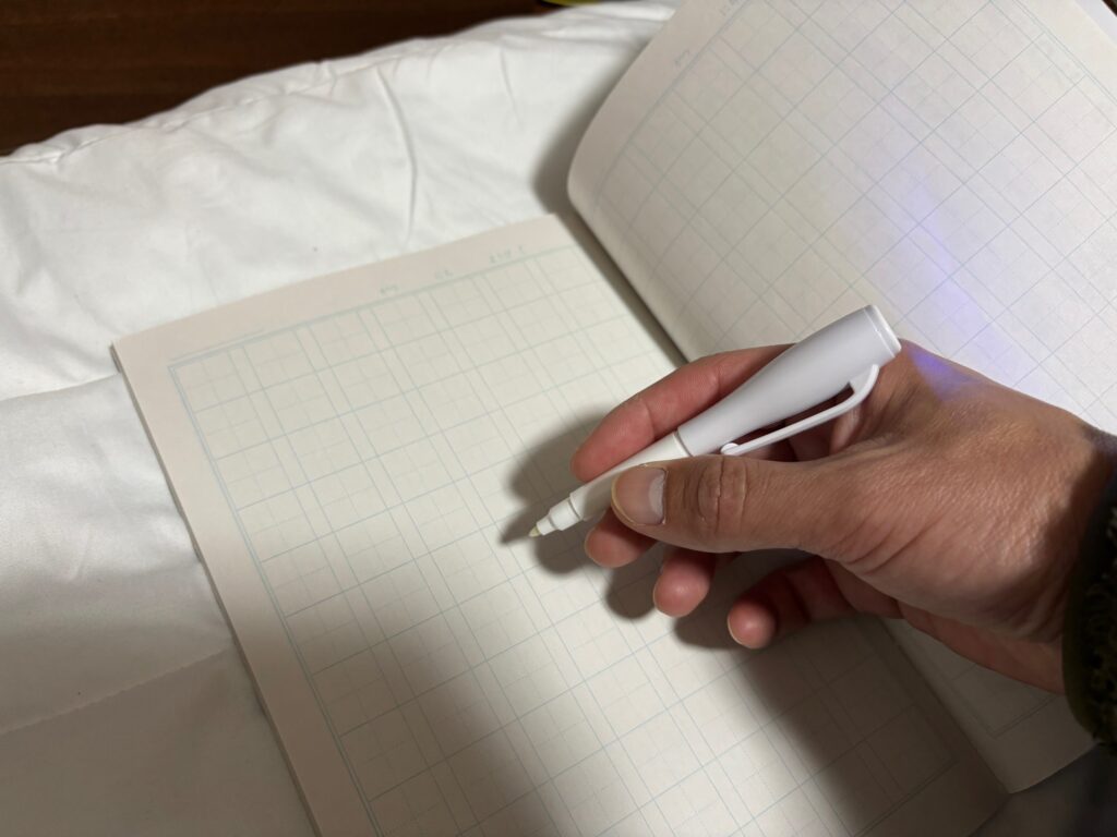 ミニナイ書ペンを持ってノートに書き込もうとする様子