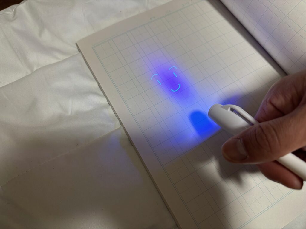 ミニナイ書ペンで書いたイラストにライトを照射