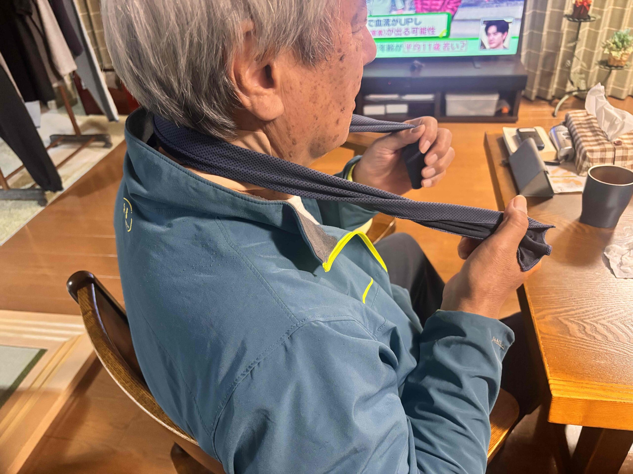フロッタ／クールタオル（ジッパーケース入）のタオルを男性が首にかけている