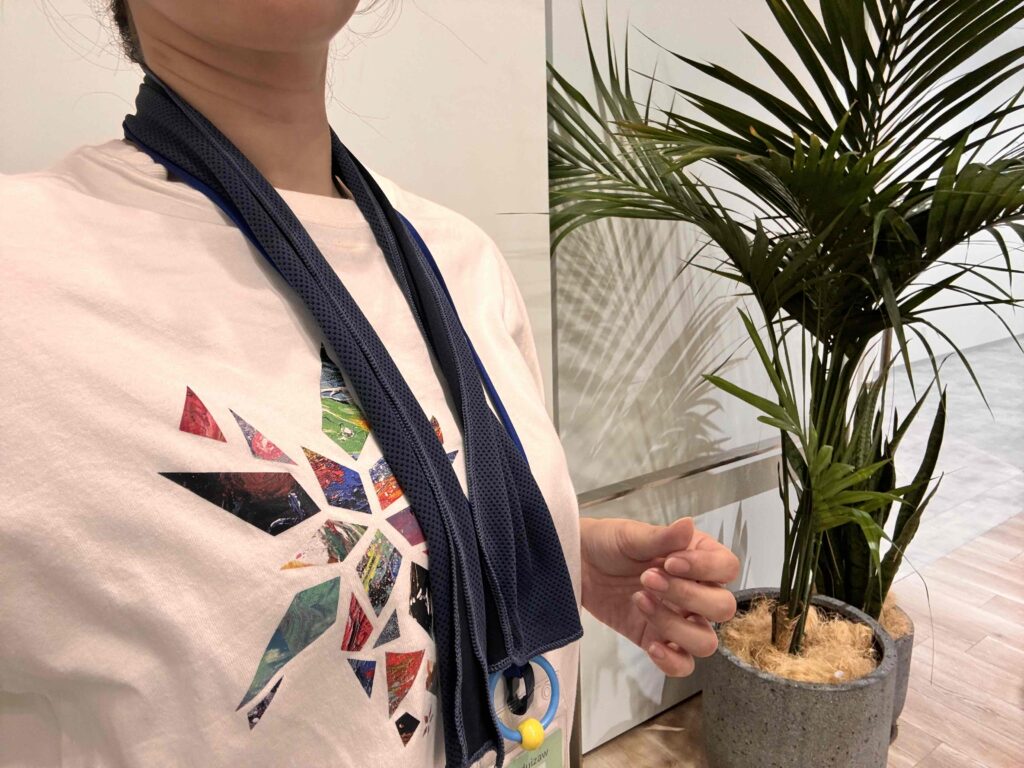 フロッタ／クールタオル（ジッパーケース入）を女性が首にかけている