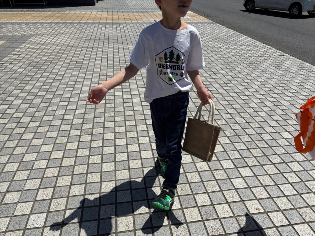 ジュートミニバッグを子供が持ち歩いている様子
