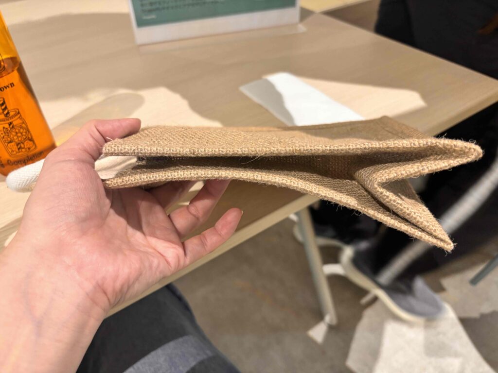 ジュートミニバッグを折りたたむと薄くなります