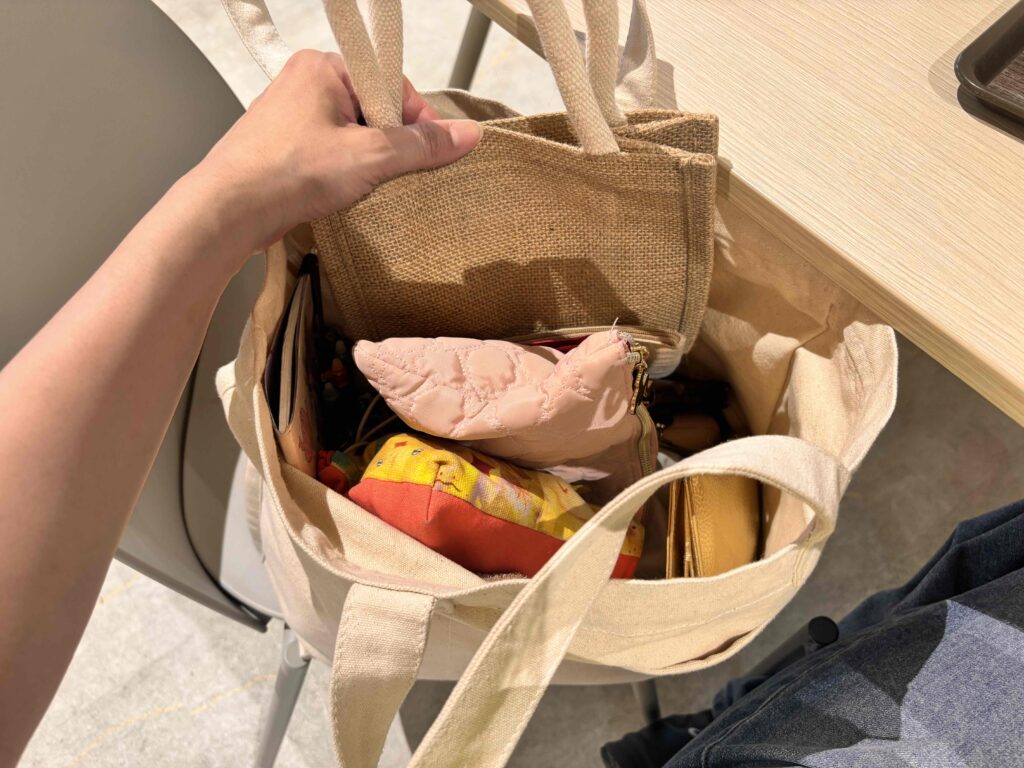 ジュートミニバッグにポーチや財布などの小物が入っている