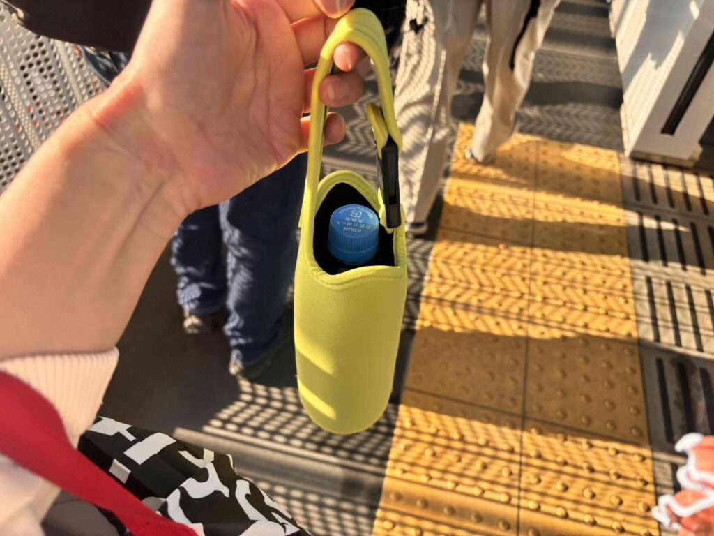 ポス／ボトルホルダーにペットボトルを実際に入れた様子