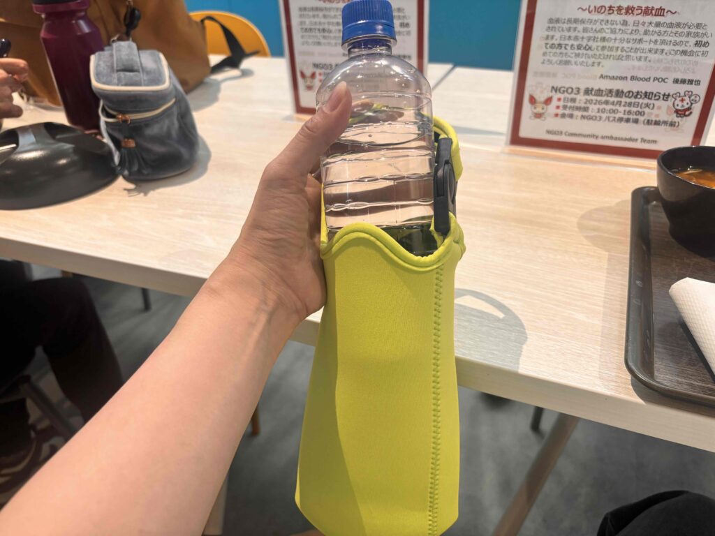 ポス／ボトルホルダーからペットボトルを取り出す