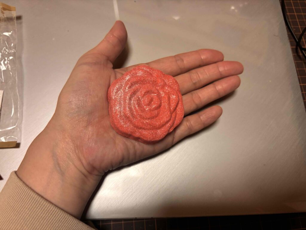 ローズバスフィズは手のひらサイズ