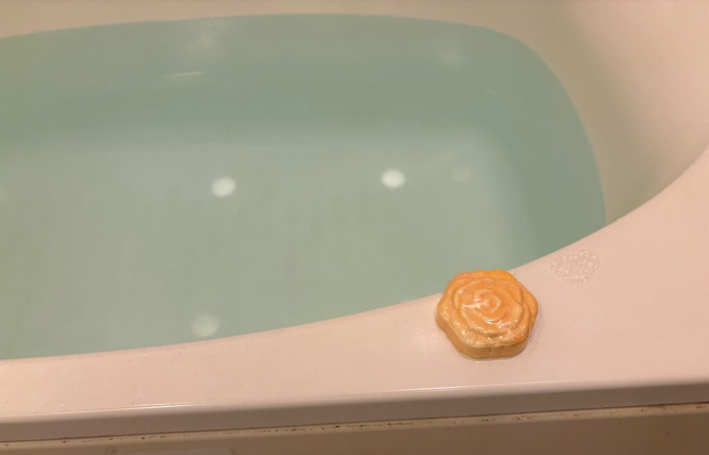 ローズバスフィズを浴槽の縁に置いている