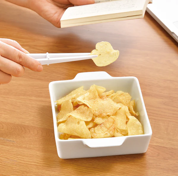フリッツトング　ポテトチップスをつまんでいる様子
