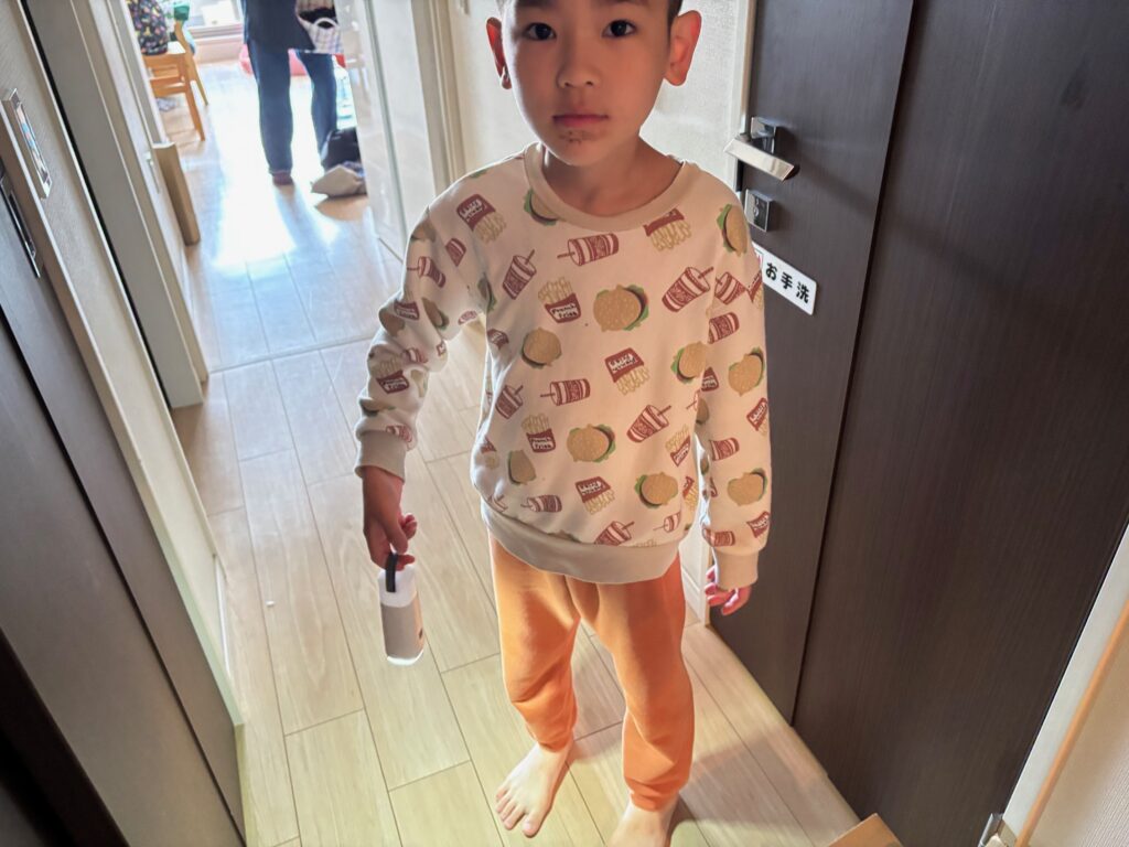 ハンディランタンを男の子が持って立っている