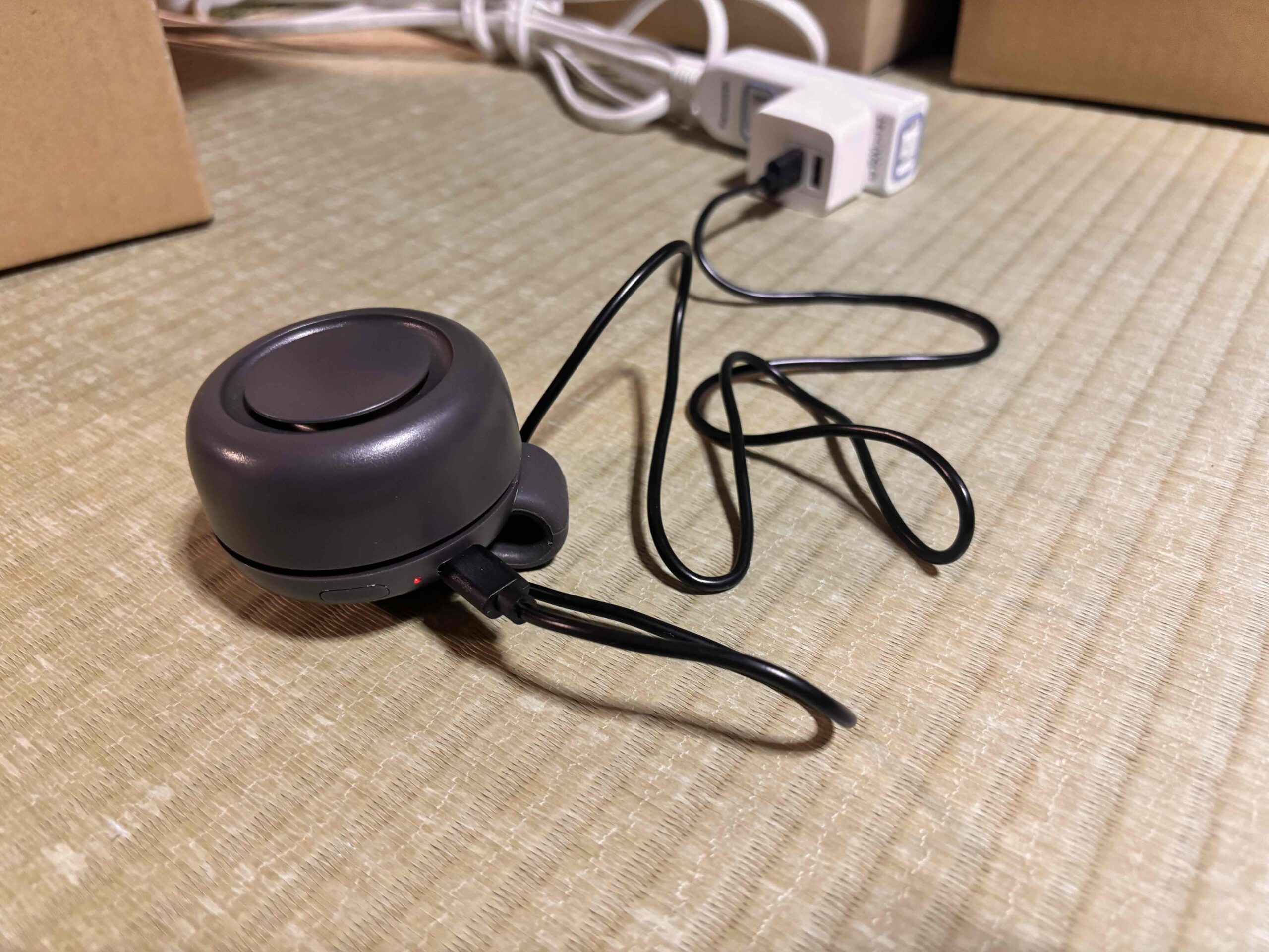 360度回転クリップファンを畳の上で充電している
