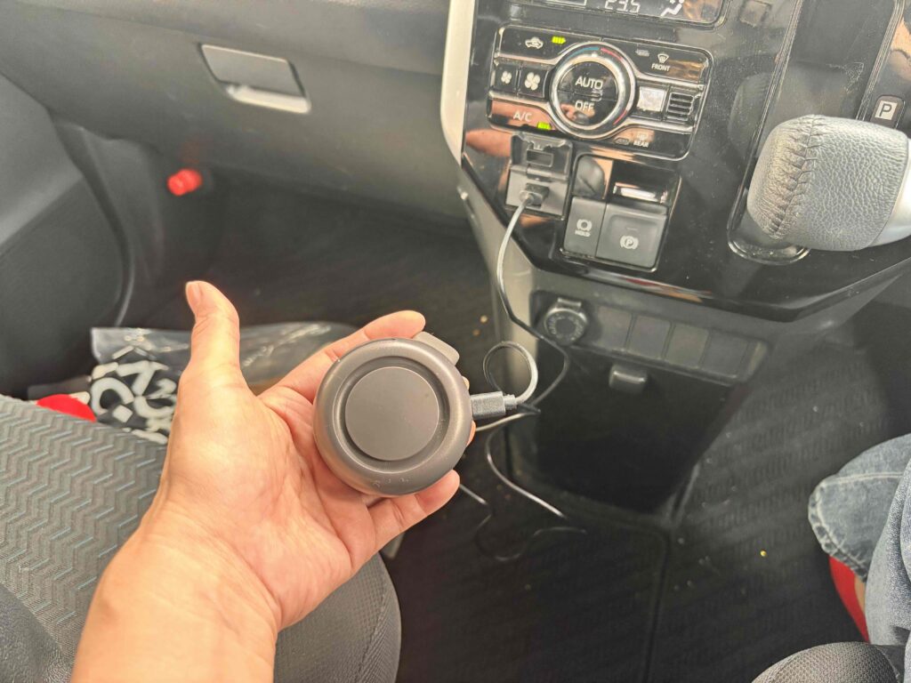 360度回転クリップファンを車内で充電している