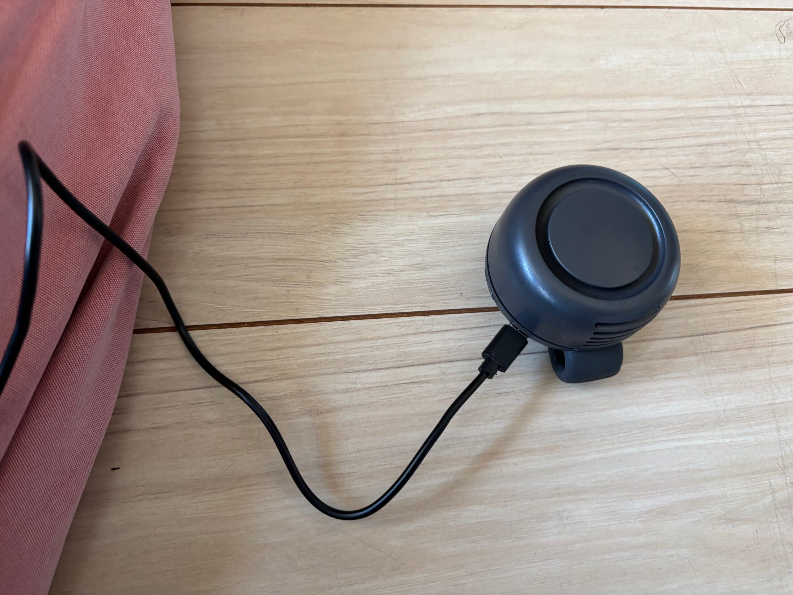 360度回転クリップファンにコードをつなぎ充電している