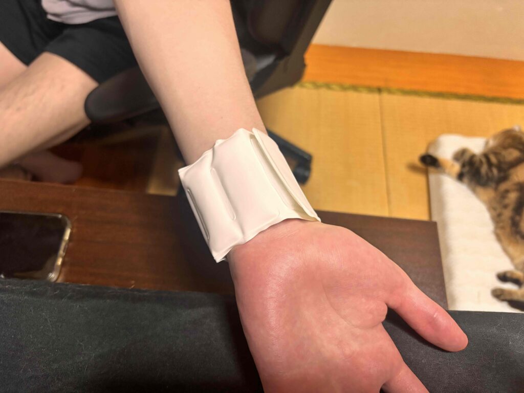 クールリストバンドを手首に巻いた様子