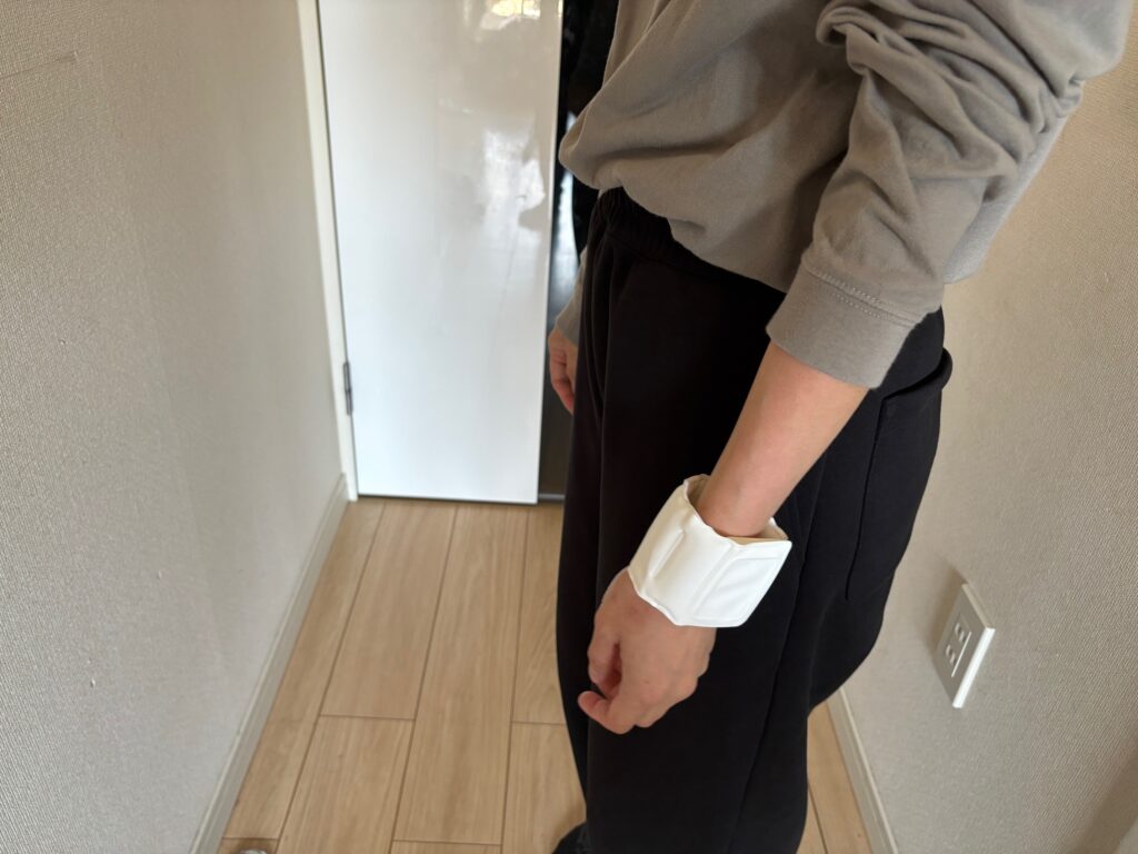 クールリストバンドを手首に巻いて立っている人