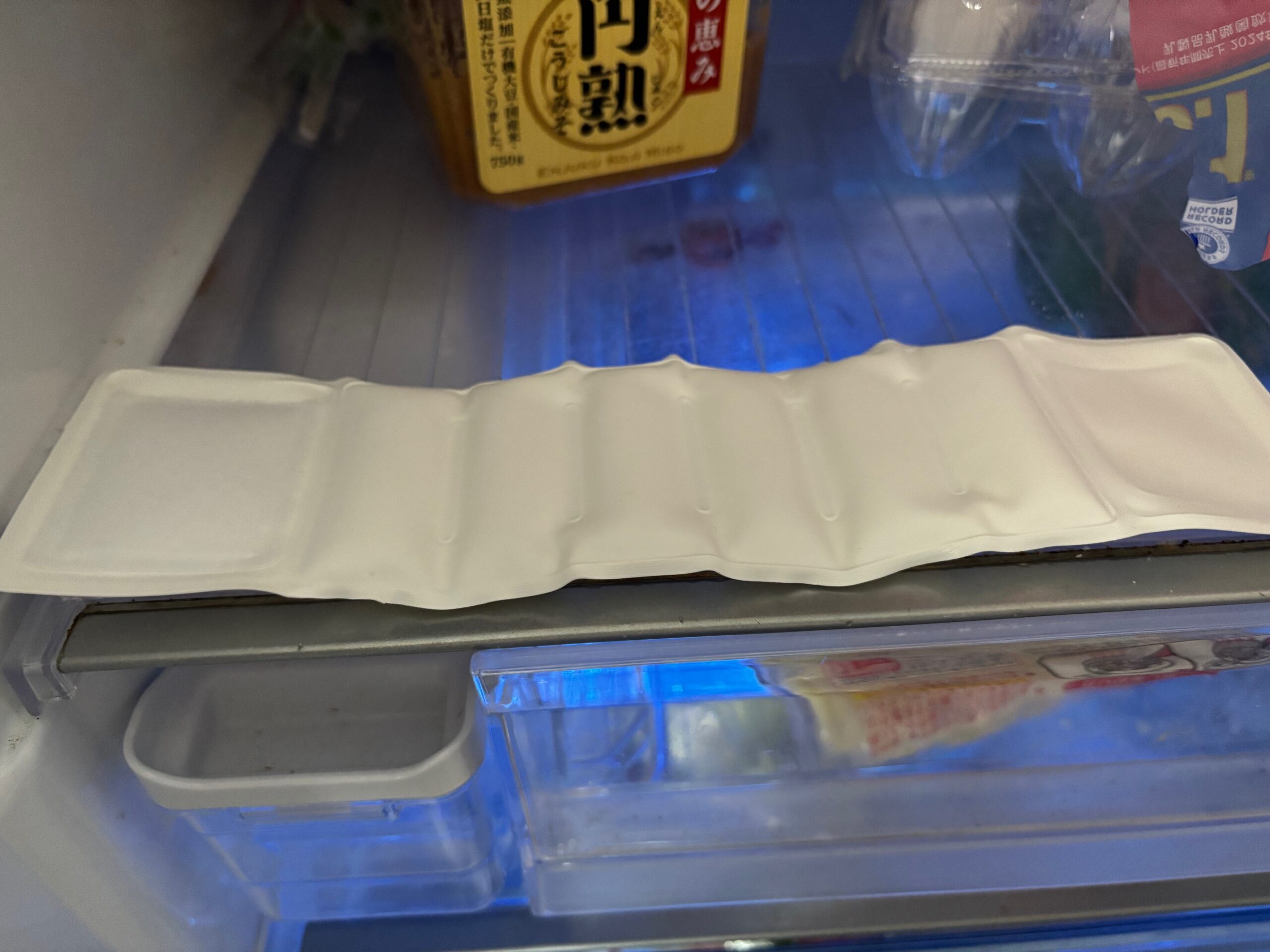 クールリストバンドを冷蔵庫に入れた様子