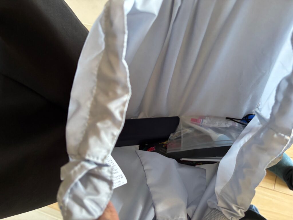 レインカバーにもなる撥水バッグに小物を入れた様子