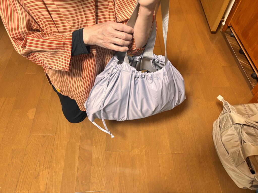 レインカバーにもなる撥水バッグにカバンを入れた様子