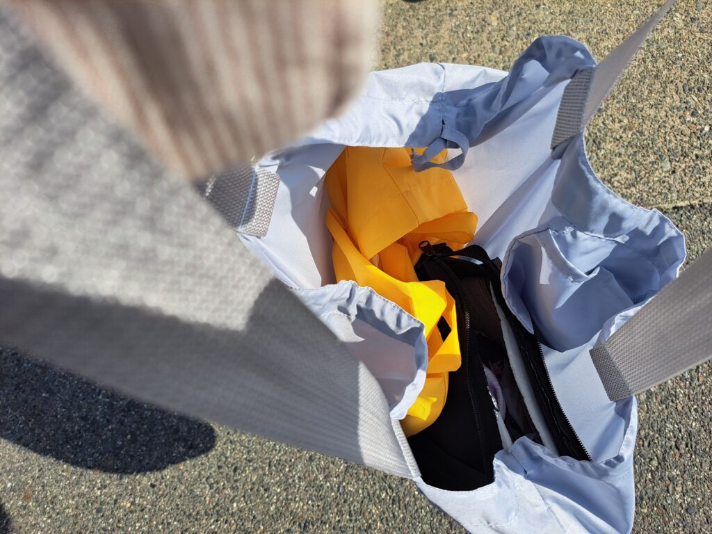レインカバーにもなる撥水バッグにタオルや帽子などを入れた様子