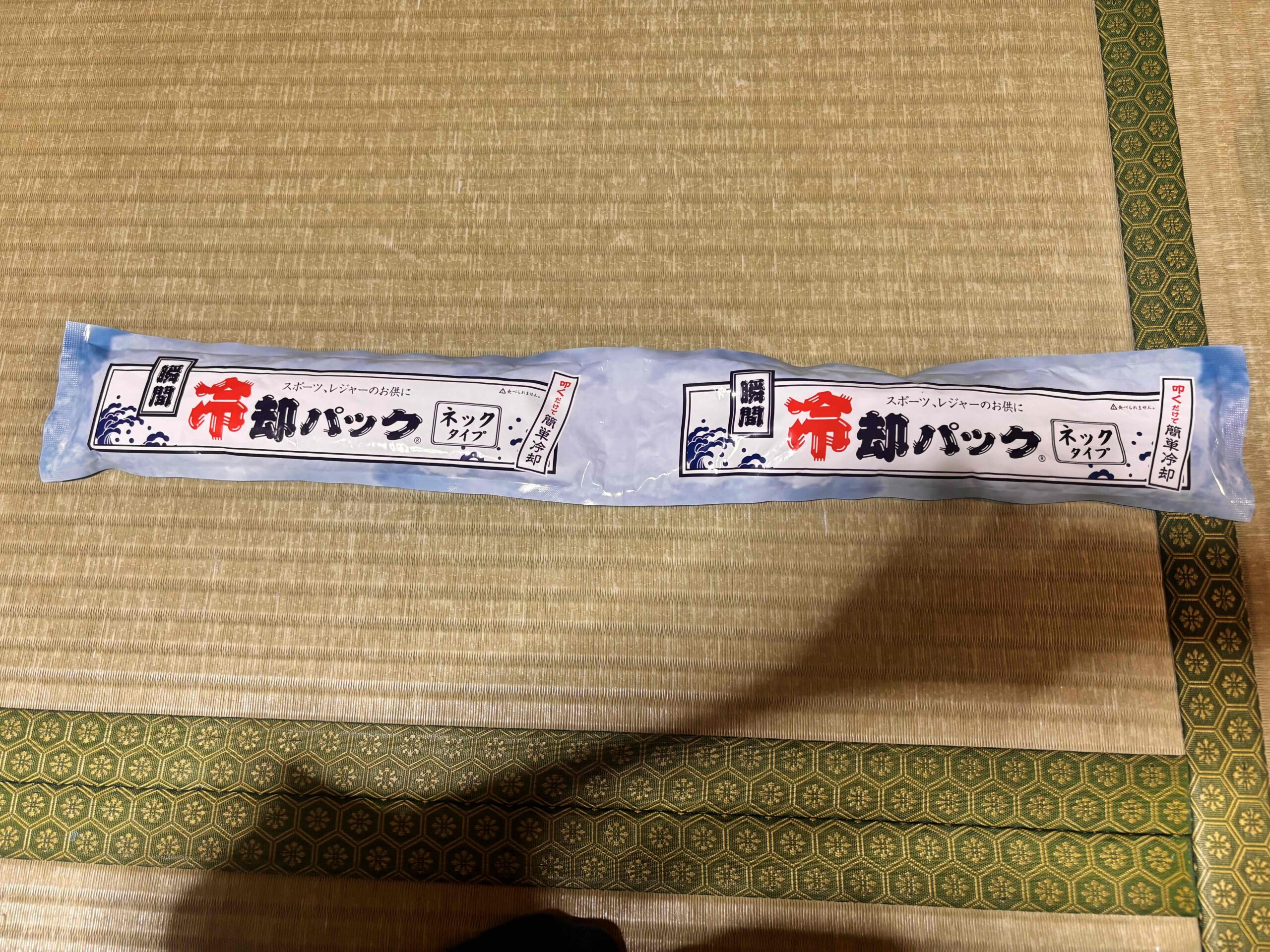 冷却パック ネックタイプを畳の上に置いた様子