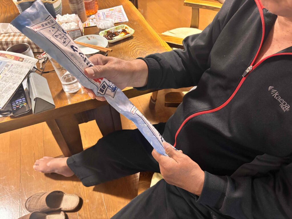 冷却パック ネックタイプを手に持った男性