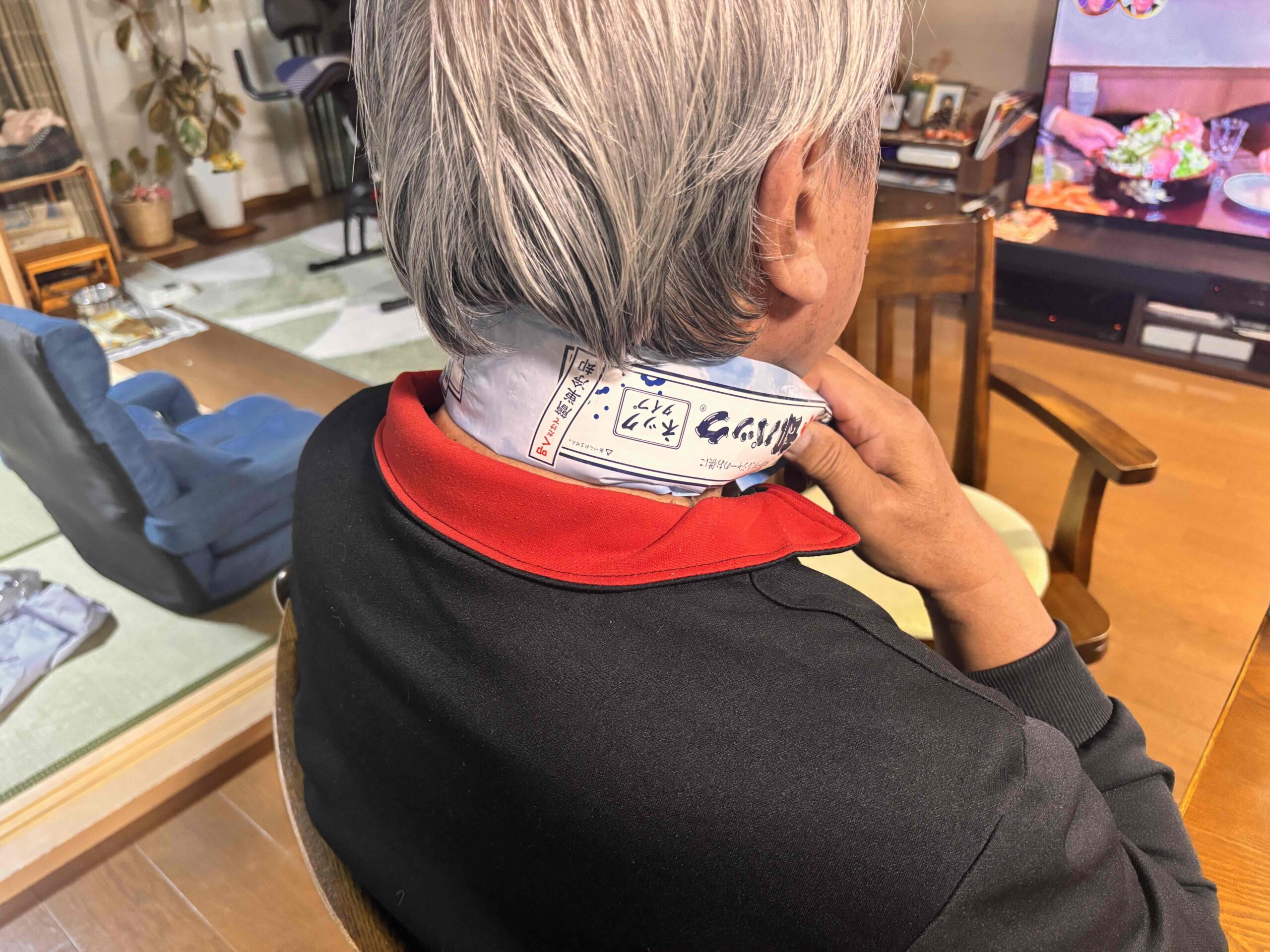 冷却パック ネックタイプを首に巻いた男性