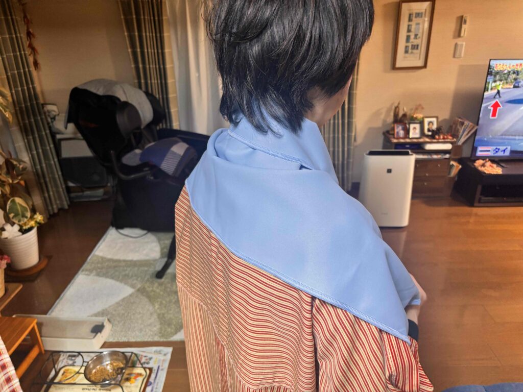 遮光UVカットタオルを型に掛けた女性