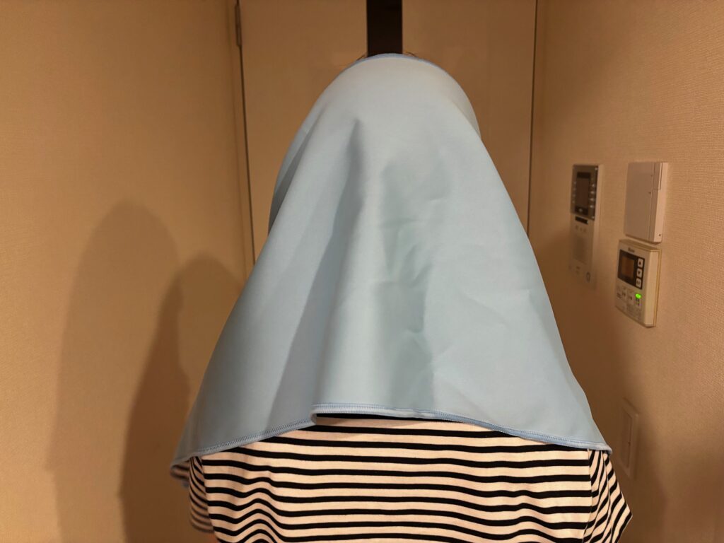 遮光UVカットタオルを頭にかぶせた子供の後ろ姿