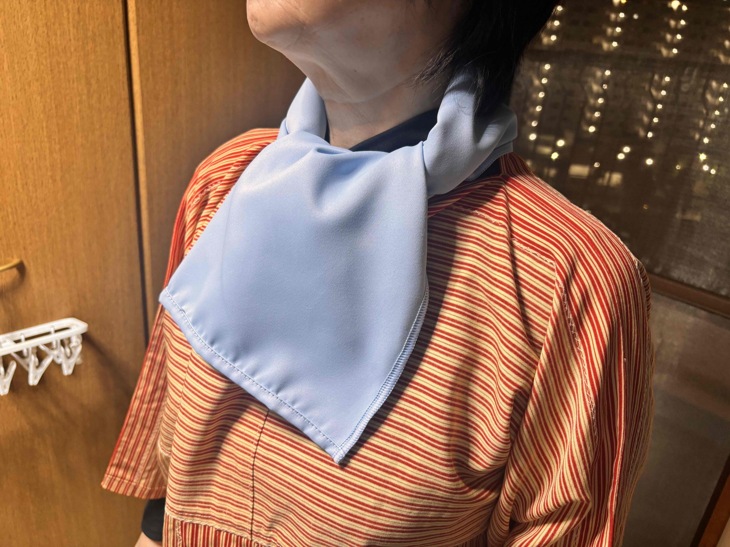 遮光UVカットタオルを首に巻いた女性