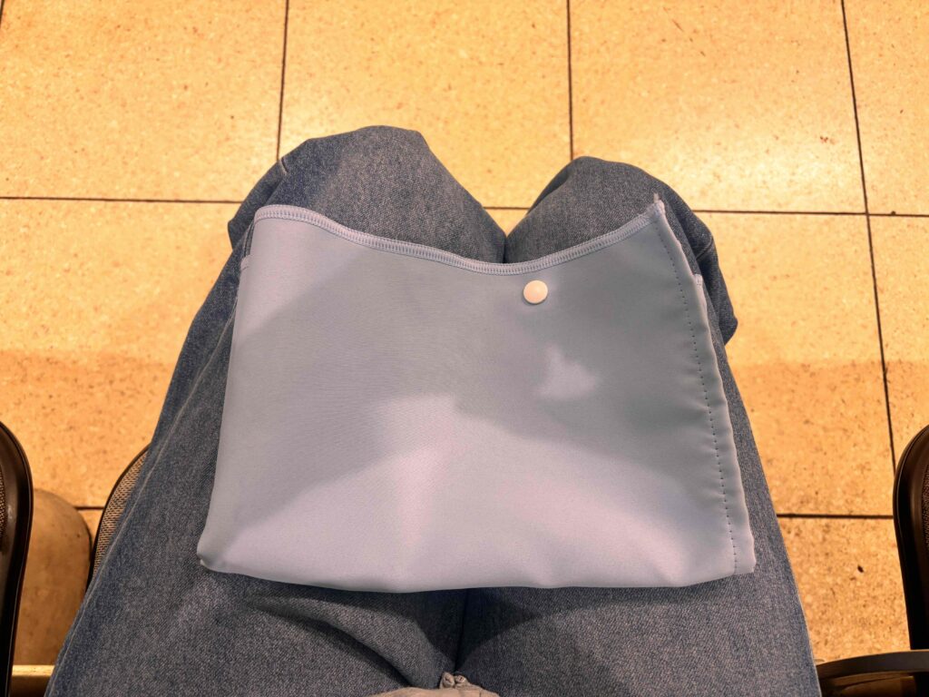 遮光UVカットタオルを折りたたみ膝に乗せた様子