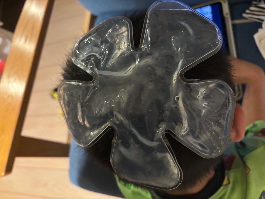 やわらかアイスパックヘッド用を頭にのせた男の子