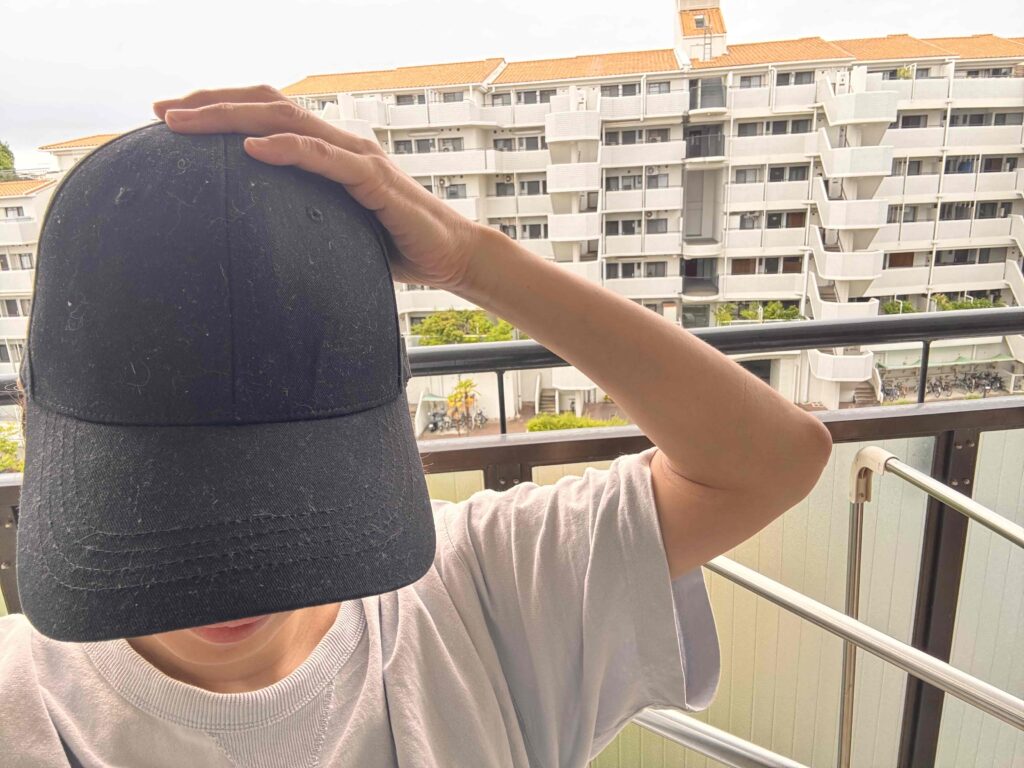 やわらかアイスパックヘッド用をキャップの内側に装着し帽子をかぶる女性