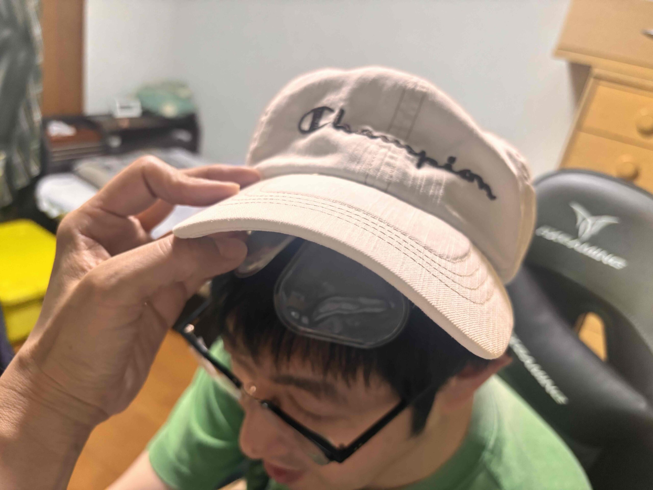 やわらかアイスパックヘッド用をいれたキャップを男性が被っている