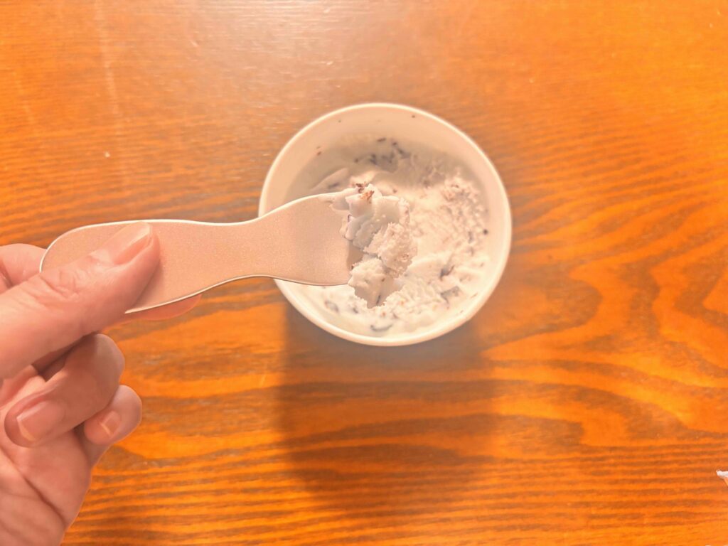 アイスクリームスプーンでアイスクリームを掬う様子