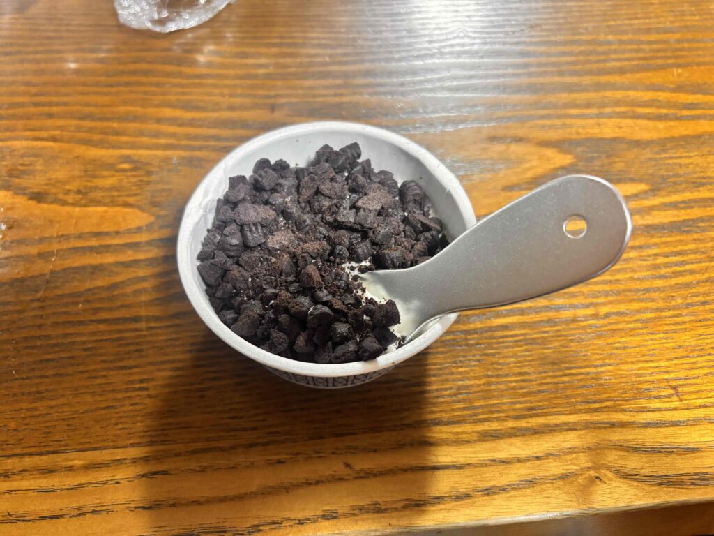 アイスクリームスプーンをカップアイスに入れている