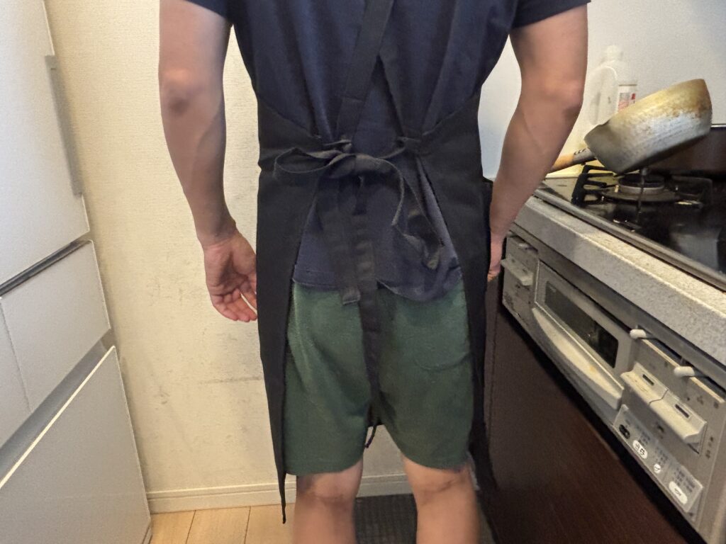 カスタムデザインエプロンを着用した男性（後ろ向き）