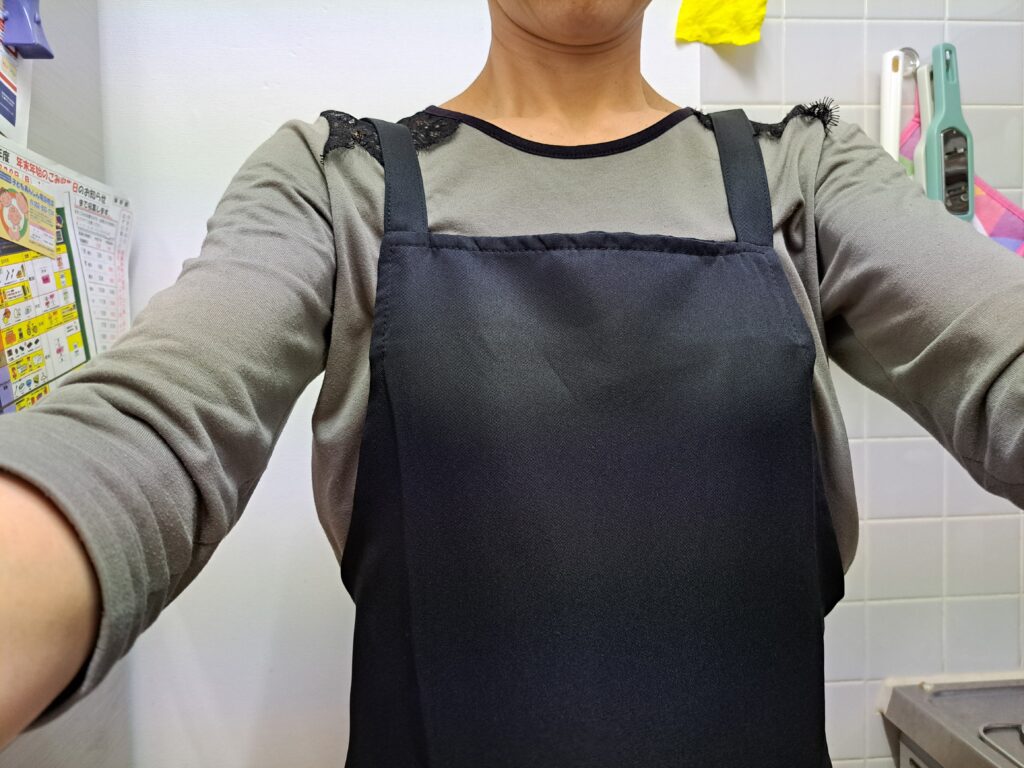 カスタムデザインエプロンを着用した女性（正面）
