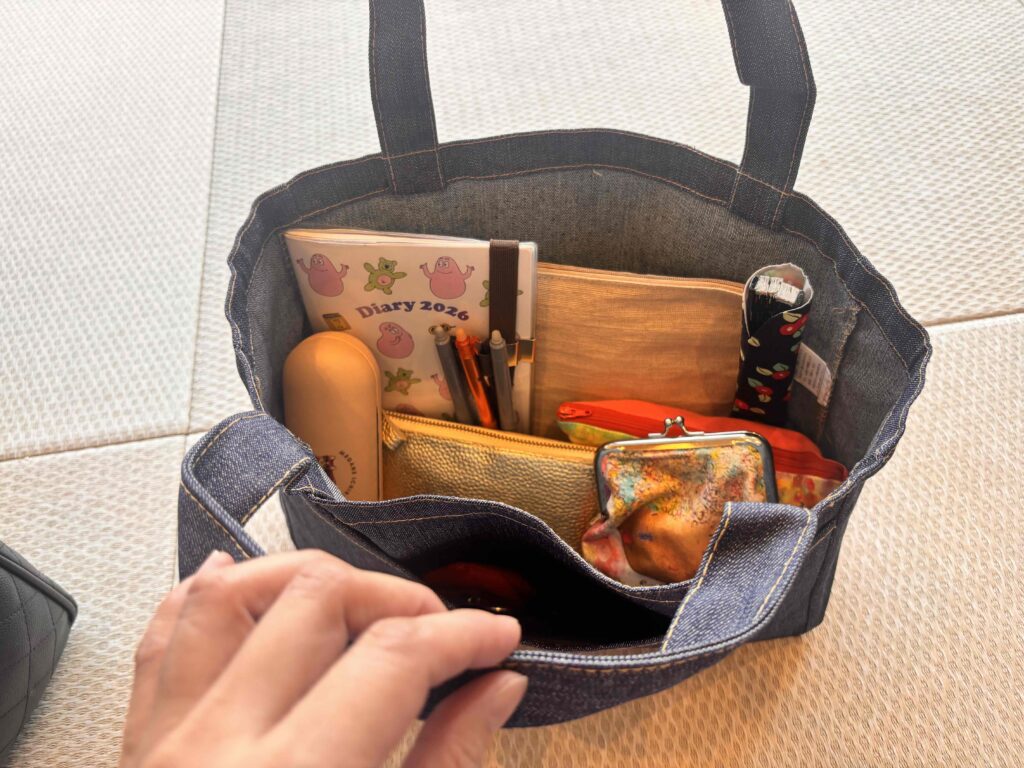 デニムフロントポケットトート　インディゴに手帳やポーチなどの荷物を入れた様子