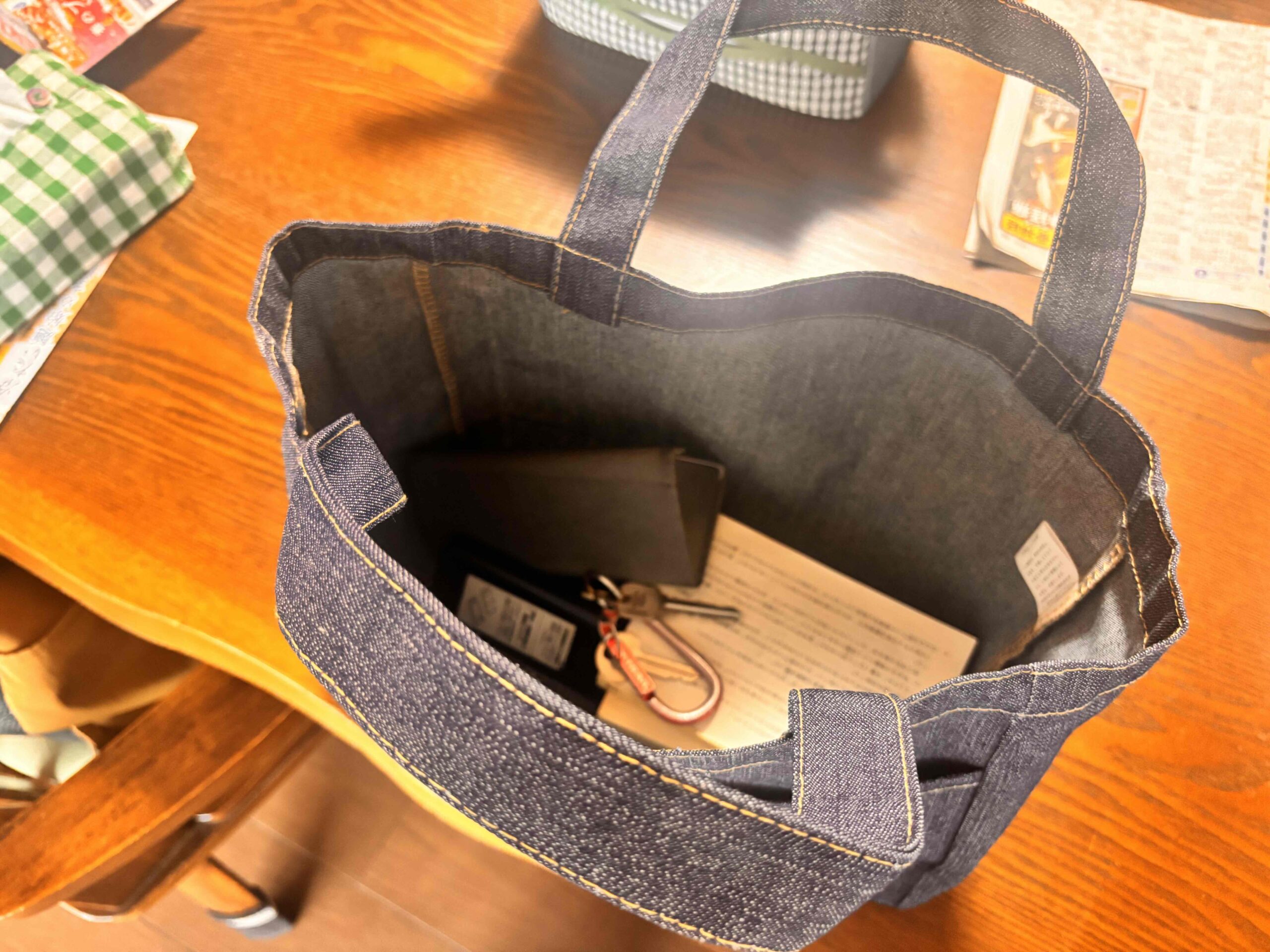 デニムフロントポケットトート　インディゴにメガネケースなどの荷物を入れた様子