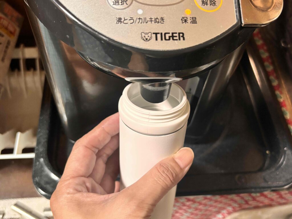 PREMO クールスティックボトルにお湯を注ぐ様子