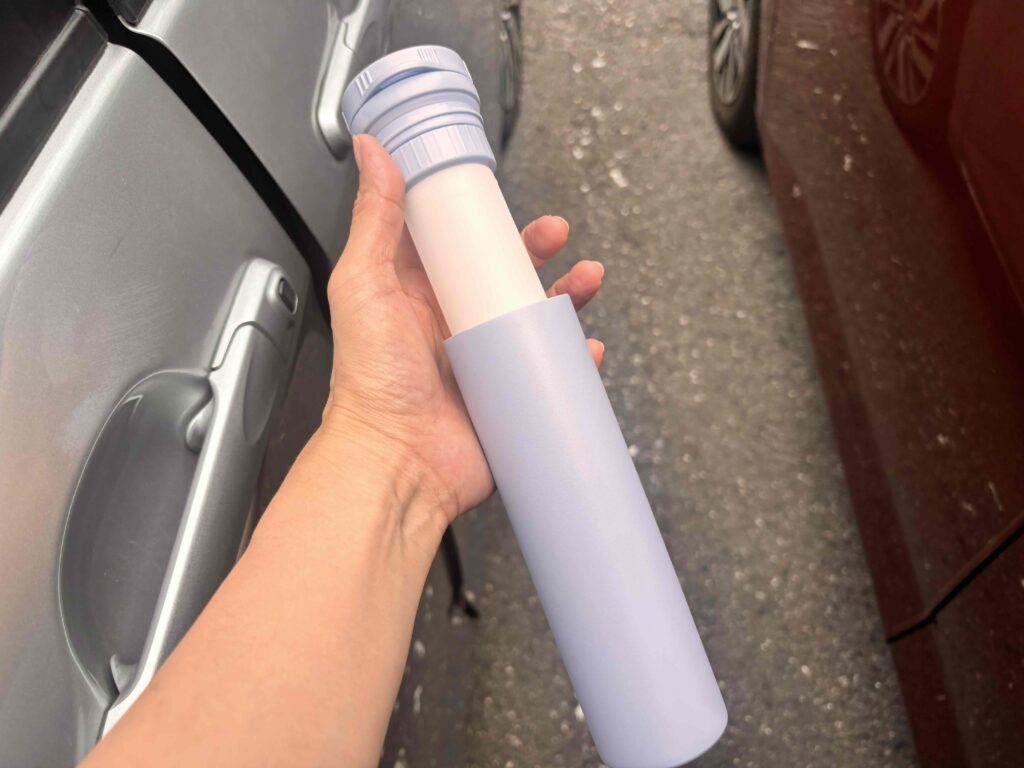 PREMO クールスティックボトルの内ボトルを取り出す様子