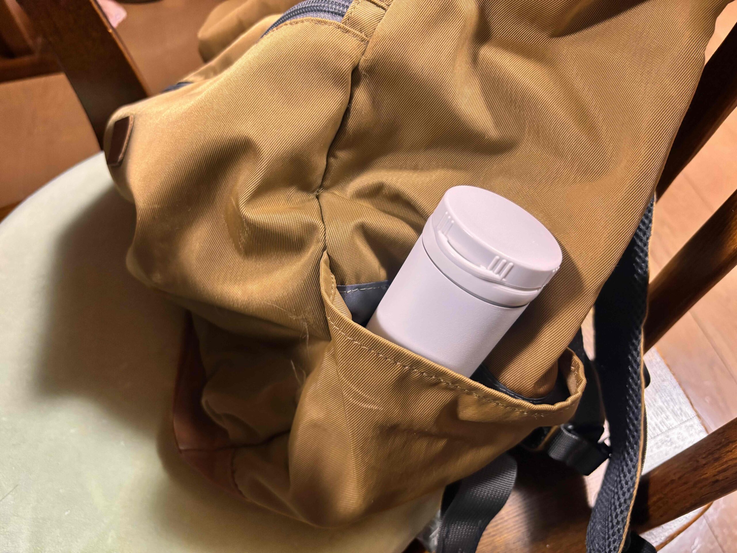 PREMO クールスティックボトルはコンパクトでバッグのサイドポケットに収納可能