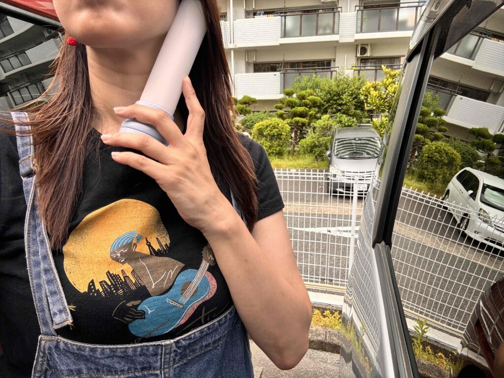 PREMO クールスティックボトルの内ボトルを凍らせ首元に充てる女性