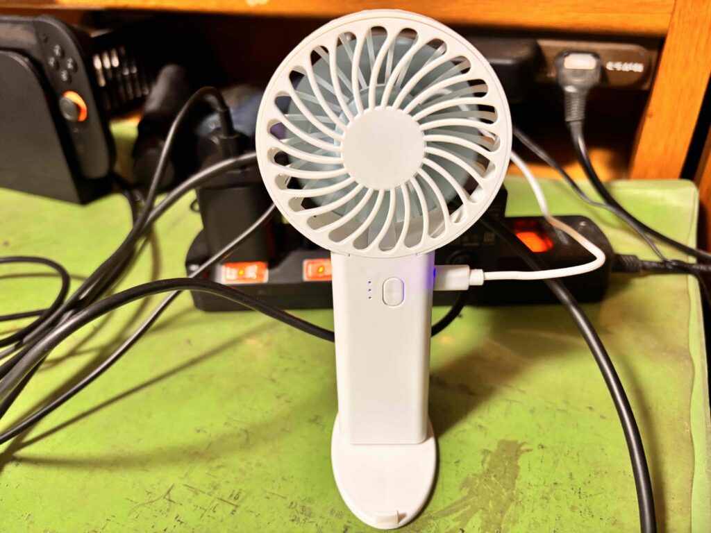 充電式ハンディファンを卓上で使用している様子