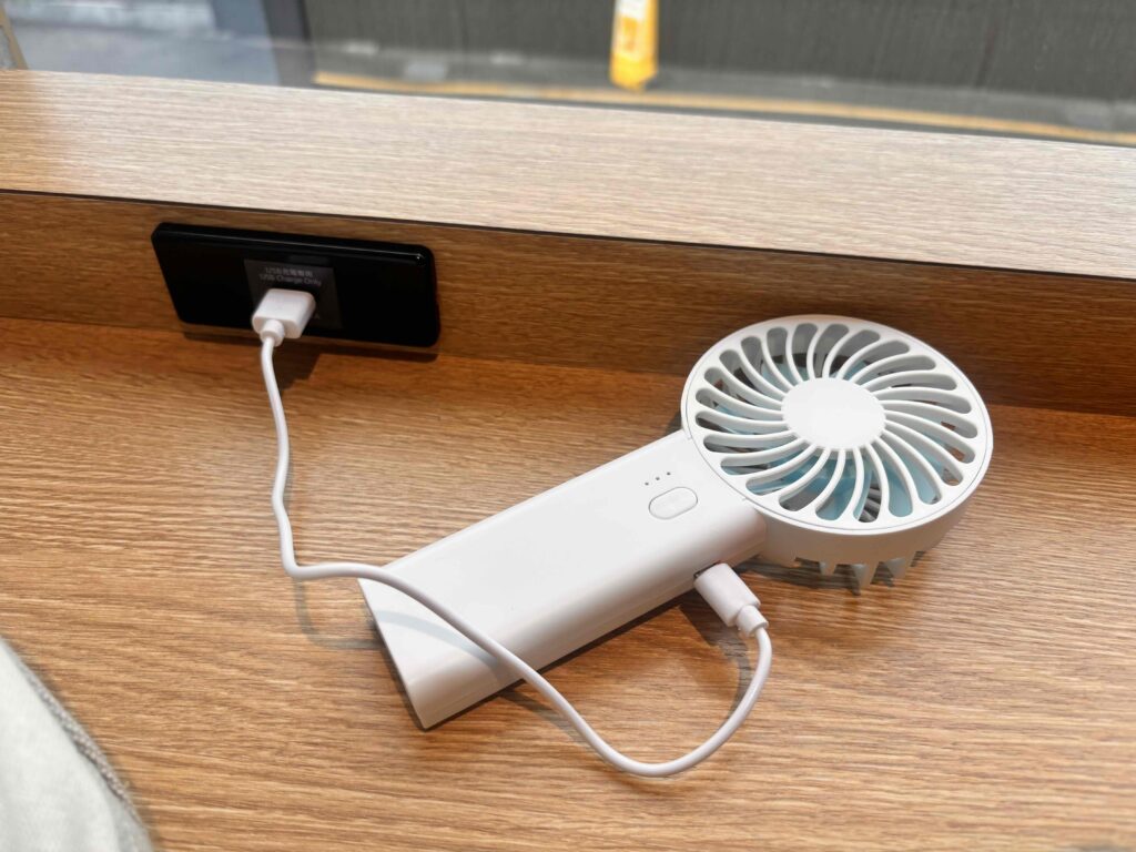 充電式ハンディファンを付属のUSBケーブルで充電する様子