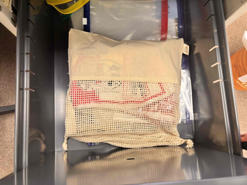 オーガニックコットンネット巾着（L）　ナチュラルはメッシュ部分から中身が見えるので便利