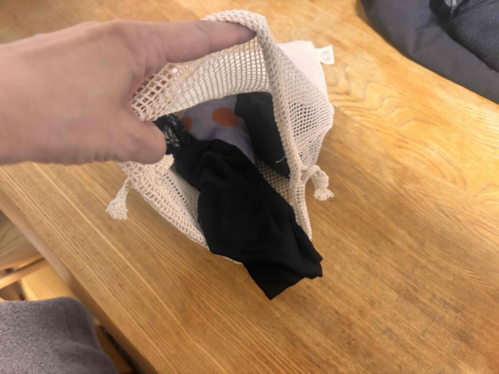 オーガニックコットンネット巾着（L）　ナチュラルに靴下など着替えを入れて旅行のお供に