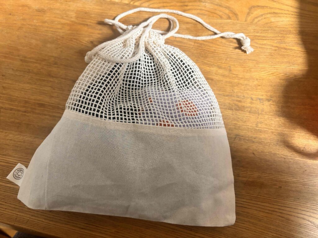 オーガニックコットンネット巾着（L）　ナチュラルはメッシュ部から中身が見えるので何が入っているか分かりやすい