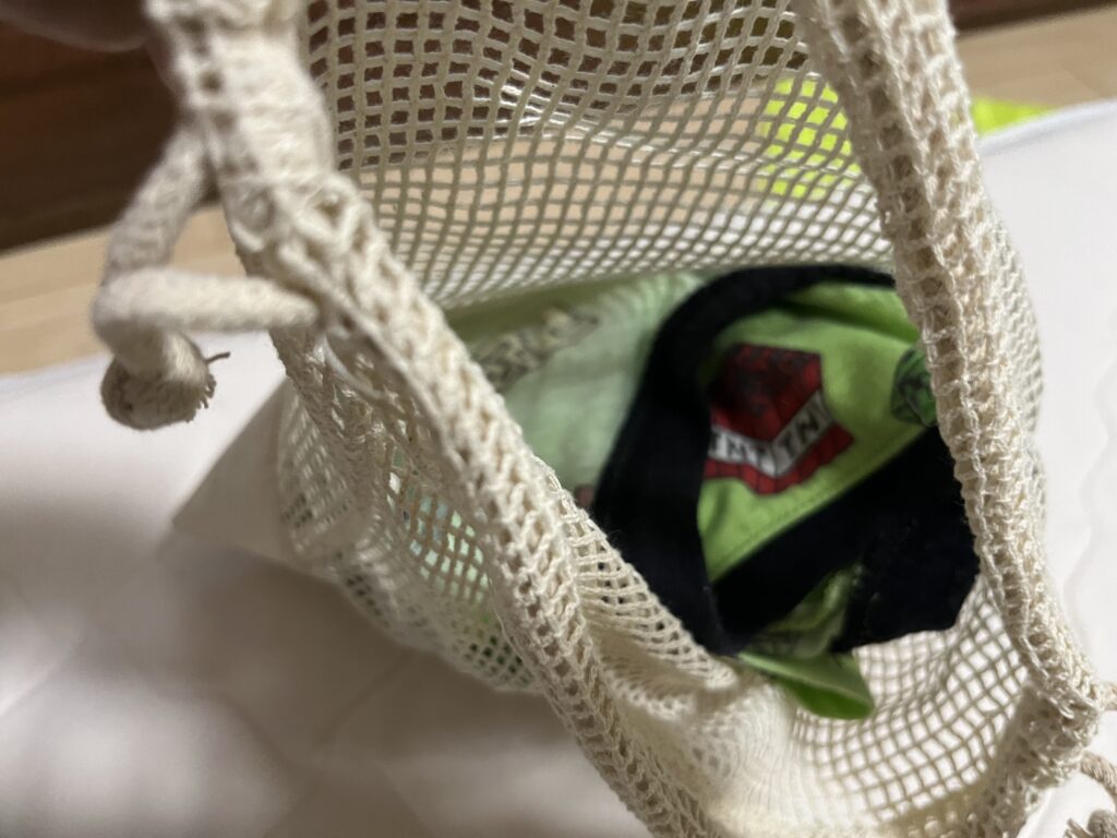 オーガニックコットンネット巾着（L）　ナチュラルに着替えを入れている