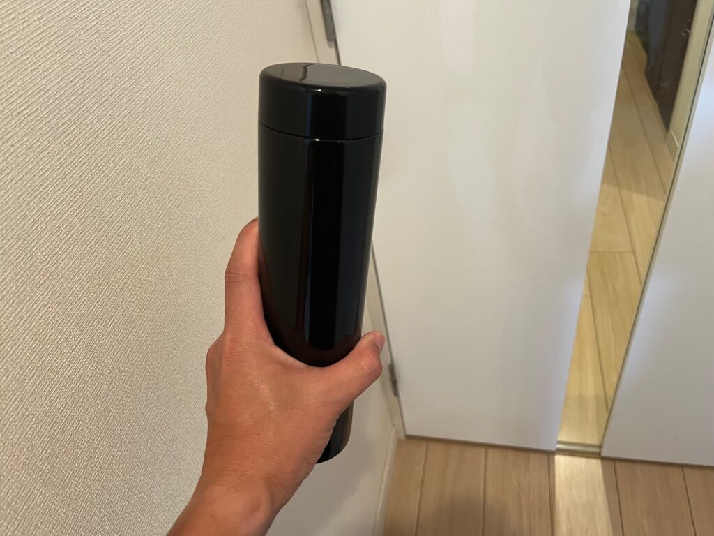 ステンレスサーモドリンクボトル　530mlを手にした男性の手元