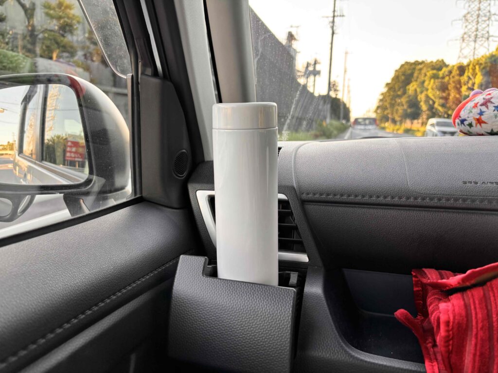 ステンレスサーモドリンクボトル　530mlは車のドリンクホルダーに置ける